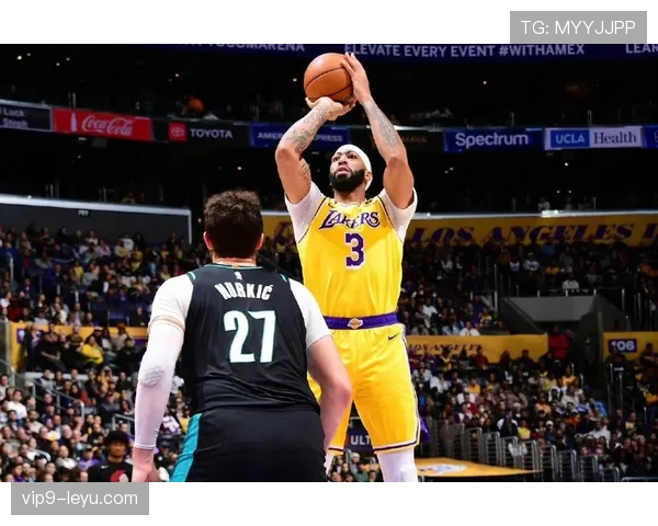 戴维斯防守新策略激活湖人全队,助球队走出赛季低谷 戴维斯防守新策略激活湖人全队,助球队走出赛季低谷