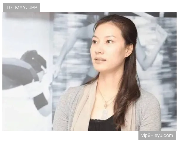 刚刷到谢杏芳拎菜篮跟小区阿姨聊家常，脑子里却还循环着她赛场那张冷脸，代入不上